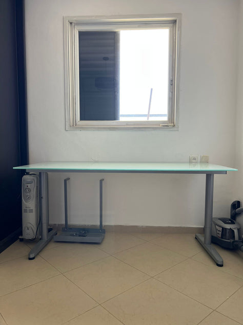 שולחן זכוכית מודרני לפינת עבודה / אוכל – במצב חדש