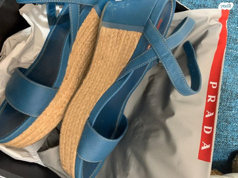 סנדלי עקב של פראדה prada