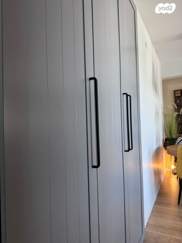 ארון בגדים יוקרתי בצבע אפור