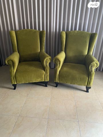 2 כורסאות מעוצבות בצבע מיוחד