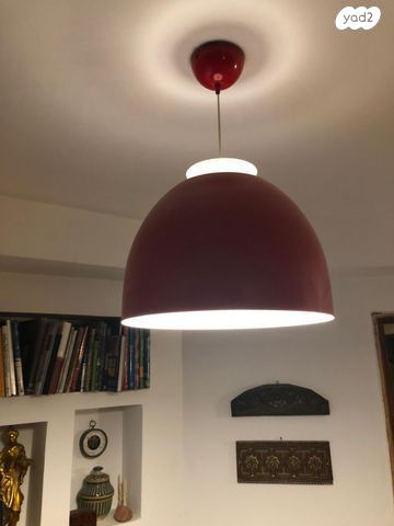 מנורת תקרה אדומה בסגנון "לול"