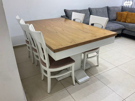 שולחן וכיסאות
