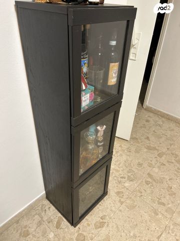 ארונית עם דלתות זכוכית לתליה