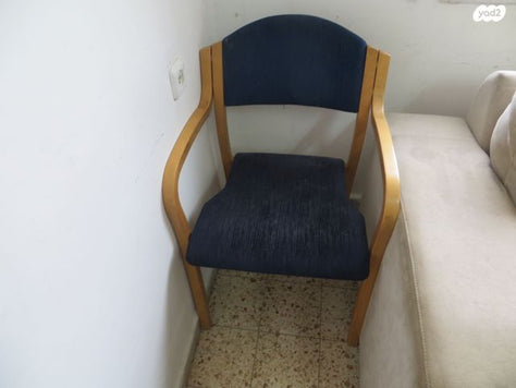 כיסא עץ עם ריפוט