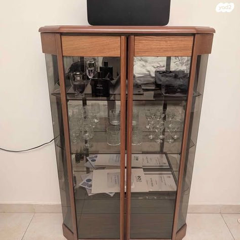 ויטרינת זכוכית מעץ מלא