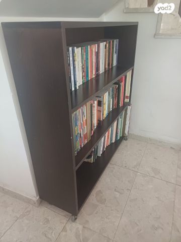 שידה מעץ מיפל על גלגלים