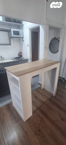 שולחן בר עם מדפים במצב מצוין