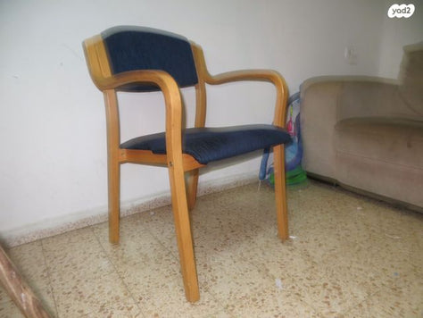 כיסא עץ עם ריפוט