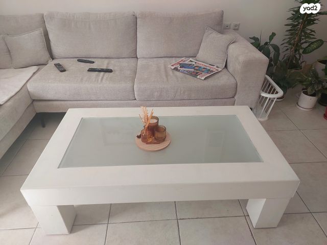 שולחן סלון ומתקן עיתונים