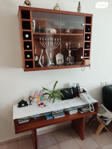 ארונית תליה על קיר