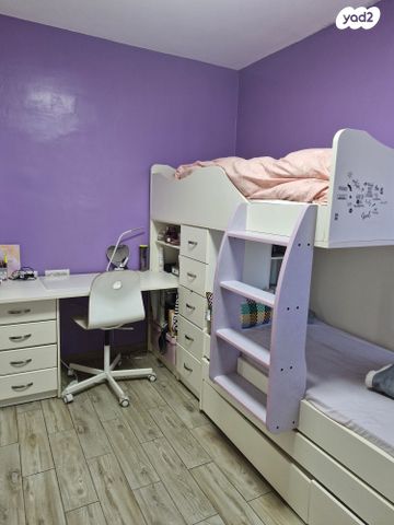 🛏️ מיטת קומותיים איכותית + שולחן כתיבה מובנה ומגירות !