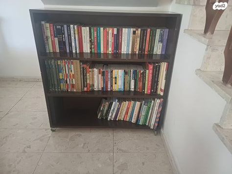 שידה מעץ מיפל על גלגלים
