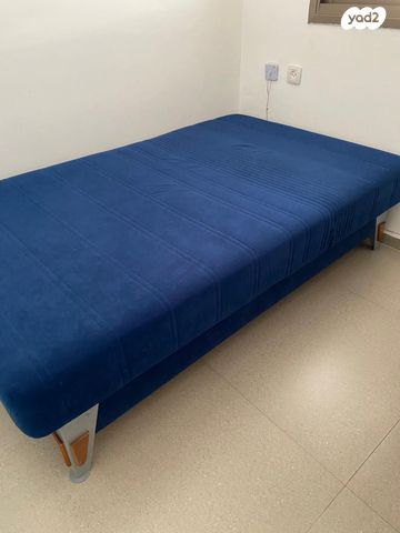 מיטה עם ראש מתכוון ארגז מצעים