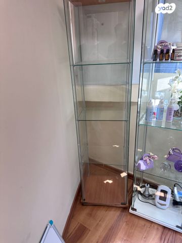 ארון דלת זכוכית עם תאורה