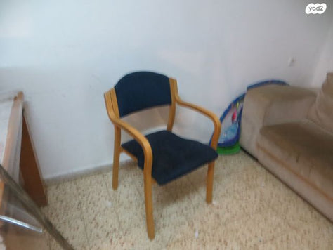 כיסא עץ עם ריפוט