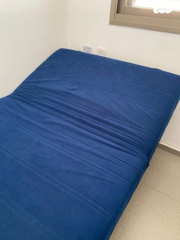 מיטה עם ראש מתכוון ארגז מצעים