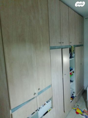 ארון בגדים גדול