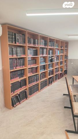 ספרייה גדולה ותיבה