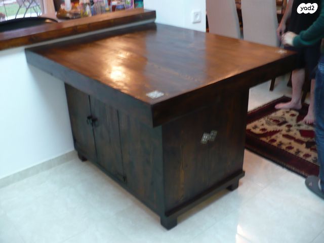 אי למטבח חדש מעץ בעיצוב כפרי