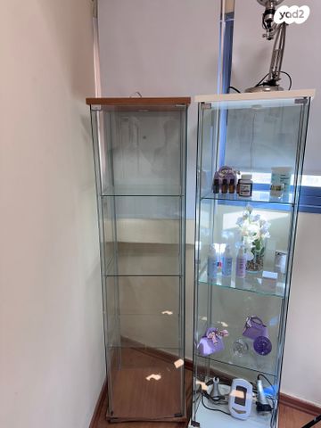 ארון דלת זכוכית עם תאורה
