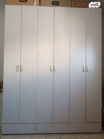 ארון בגדים מעץ