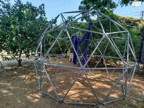 מתקן טיפוס לחצר