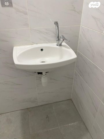 ארון אמבטיה וכיור תלוי
