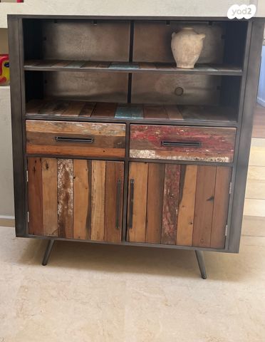 שידת אחסון ודקורציה