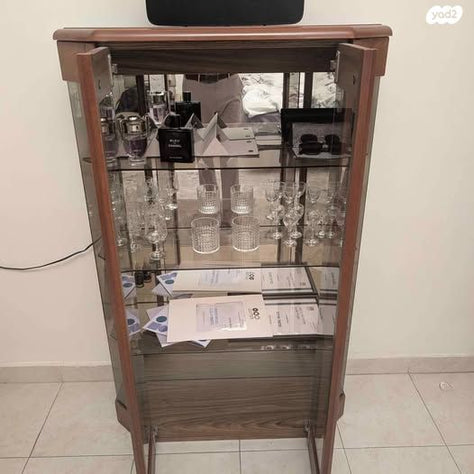 ויטרינת זכוכית מעץ מלא