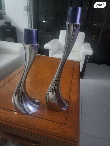 פמוטים גדולים מפלדת אל חלד .