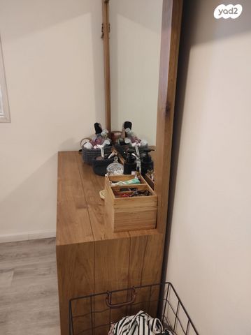 קומודה לחדר השינה מעץ מלא