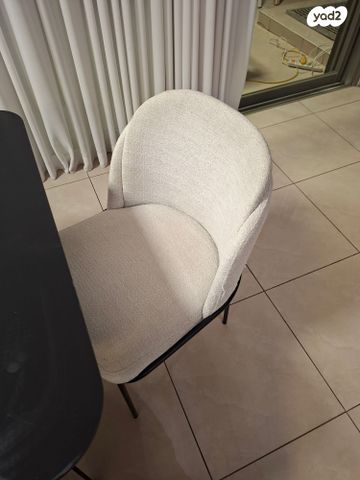 פינת אוכל עם כסאות רמה גבוהה
