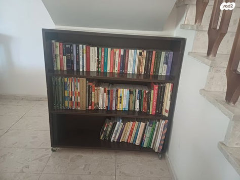 שידה מעץ מיפל על גלגלים