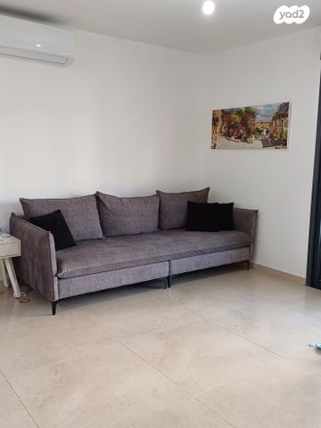 ספה מעוצבת, במצב חדש .