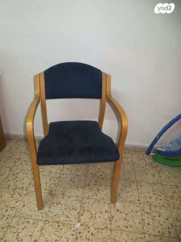 כיסא עץ עם ריפוט