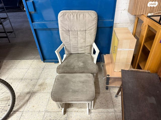 כיסא נדנדה עם הדום נדנדה