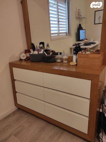 קומודה לחדר השינה מעץ מלא