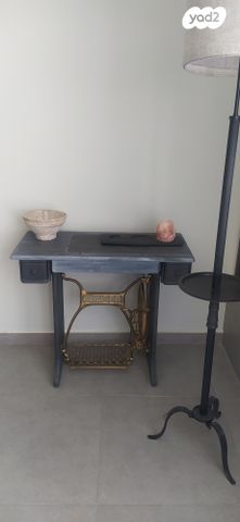 קונסולת עץ שחורה