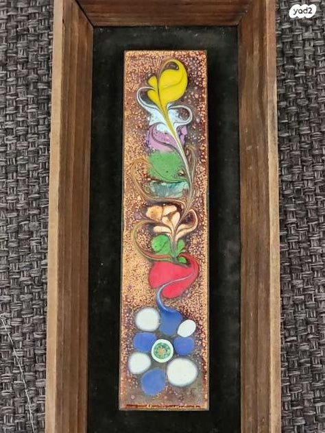 אמנות קיר בזיגוג קרמי עם מסגרת