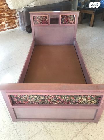 מיטה מעץ מלא מפואר
