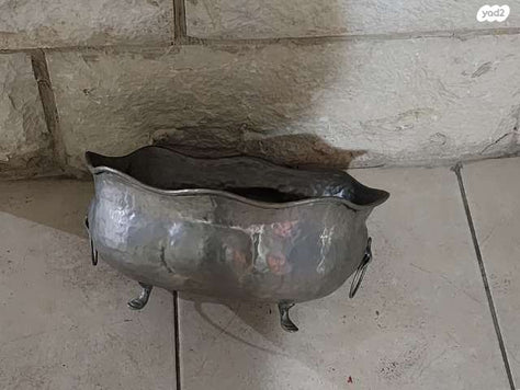 קערה ישנה עם ארבע רגליים