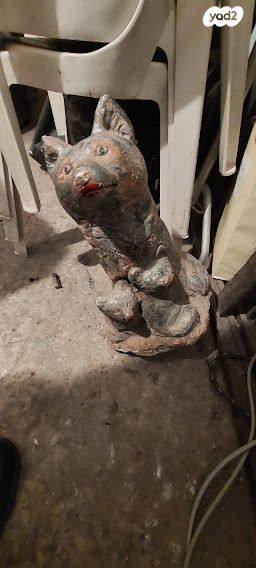 פסל של כלבה עם 2גורים