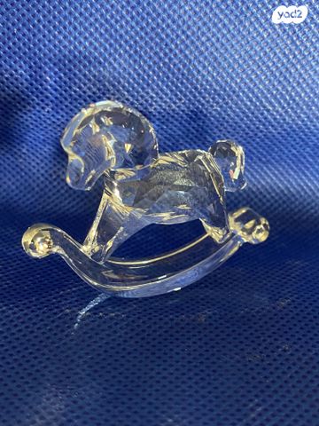 פסל סברובסקי סוס נדנדה