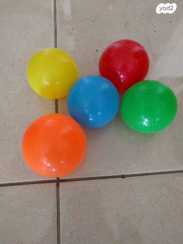 מגוון כדורים בצבעים שונים