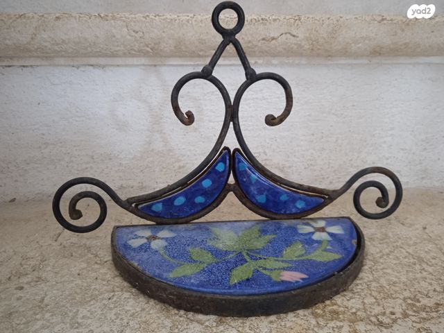 מדף קיר קטן מפורזל עם ציור