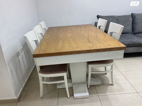 שולחן וכיסאות
