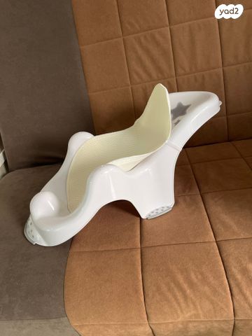 מחזיק תינוק באמבטיה