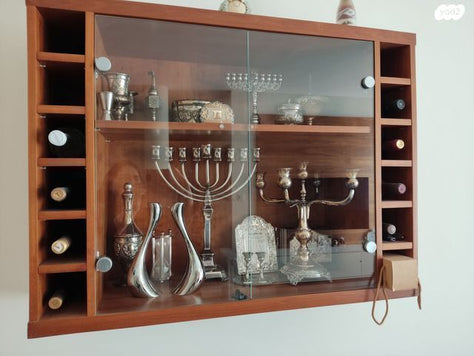 ארונית תליה על קיר