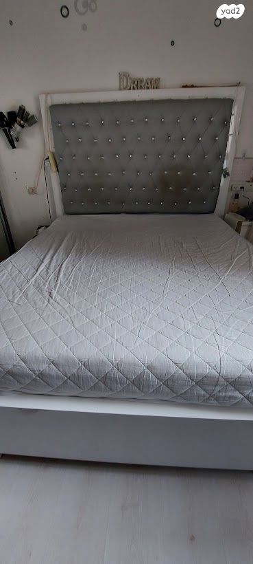 מיטה זוגית לבנה רוחב 1.60