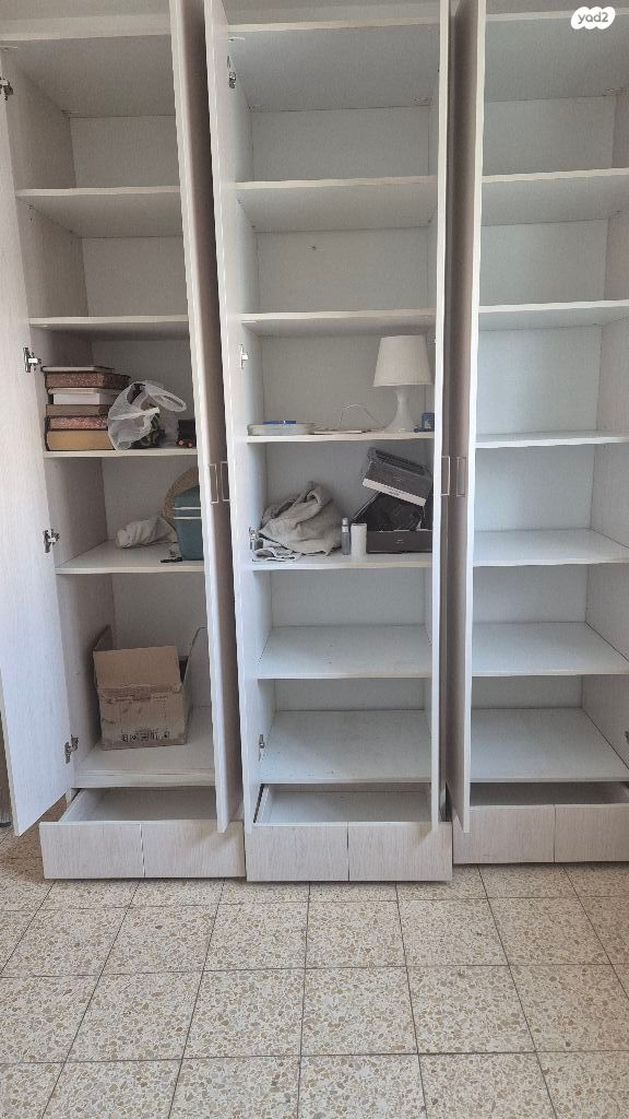 ארון בגדים מעץ